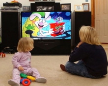 هل تؤثر إعلانات التلفزيون في سلوك طفلك؟